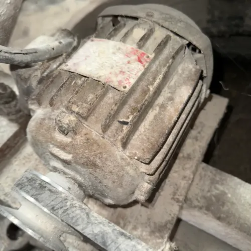 Motor de 1 cv trifásico e máquina de costura saco