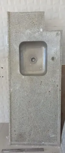 Bancada em Granito com Cuba Embutida Inox