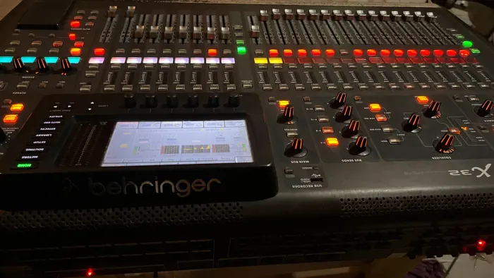 Mesa de som Behringer X32