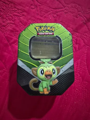 Lata pokemon com 116 cartas
