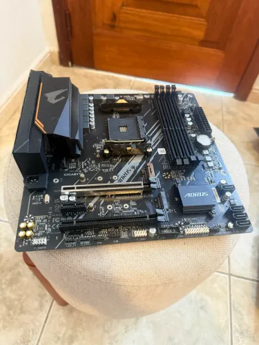 Placa Mãe Gigabyte B550M Aorus Elite AM4 (Detalhe Slot de Memória)