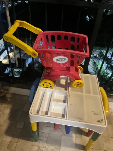 Doação mesa e carrinho brinquedo 