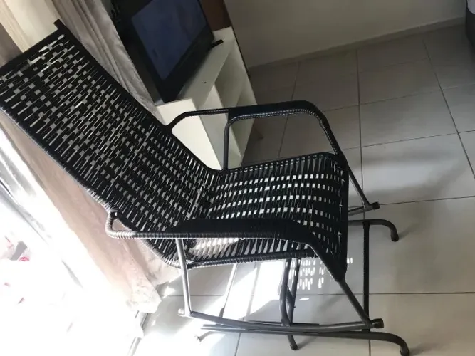 CADEIRA DE BALANÇO PRETO E BRANCO