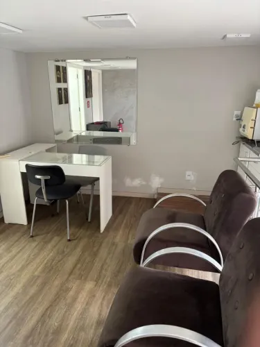 Parceiro e manicure. 