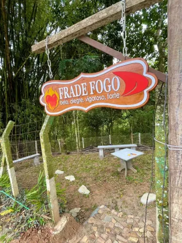 Placas entalhadas em madeira