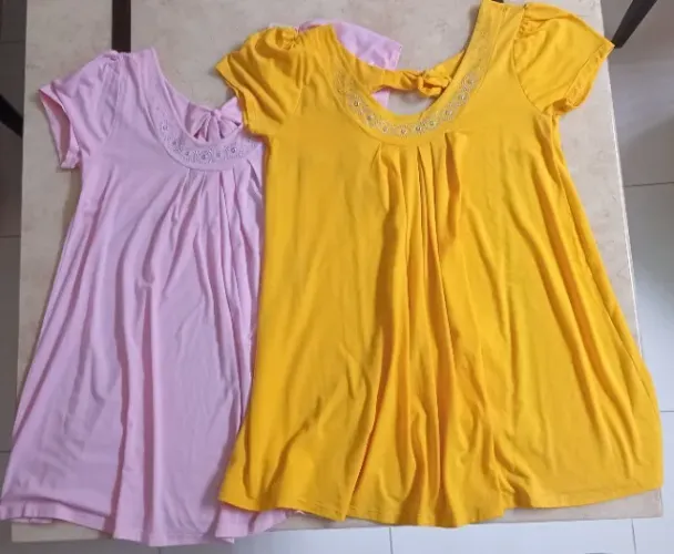 Desapego Nunca usado 2 Vestidos Bata tamanhos diferentes Rosa e amarelo corte moda grande
