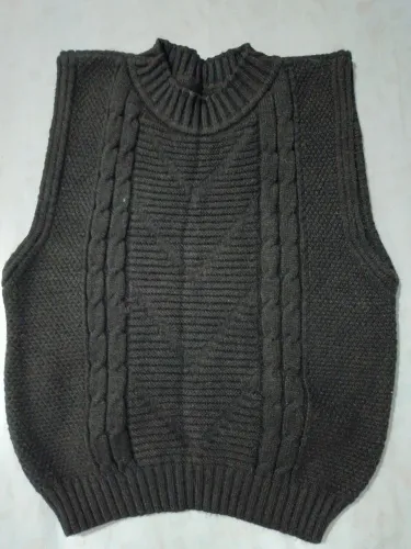 Blusa tricot gola alta preta.