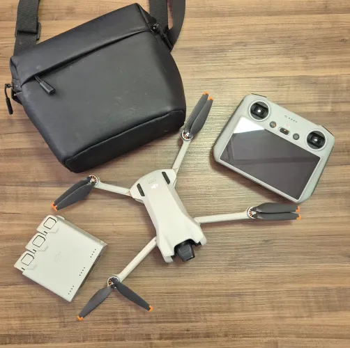 DJI Mini 3 - Combo Fly More com Controle com Tela (RC) + Acessórios