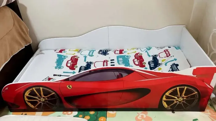 Cama infantil carro Ferrari ( lacrada nova )