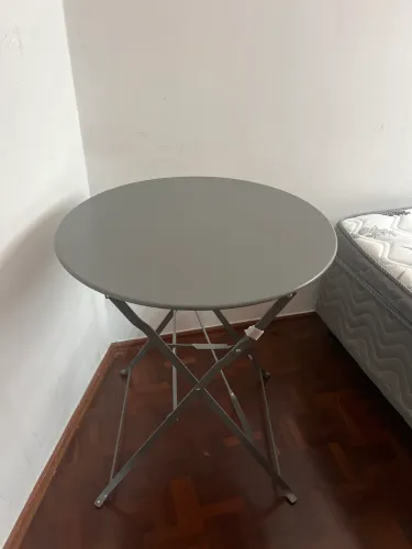 Mesa cinza retrátil 