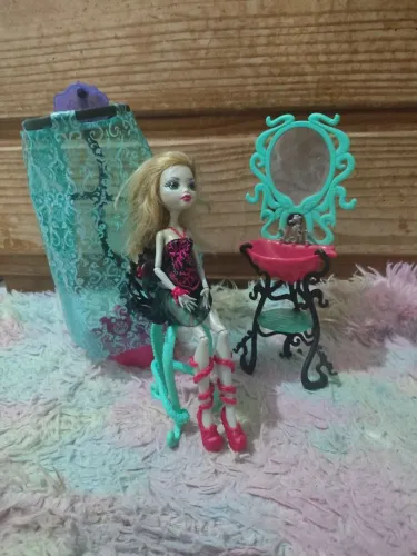 banheiro da Lagoona com boneca