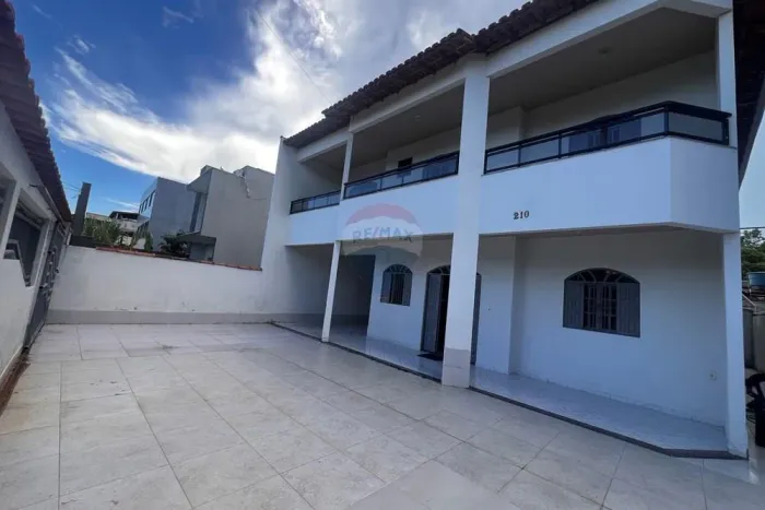 Casa Espaçosa com 4 Quartos (1 Suíte) à Venda em Piúma  450m da Praia