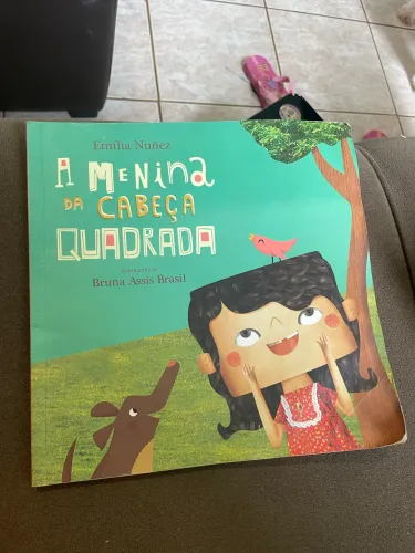 Livro A menina da cabeça quadrada- Emília Nunez