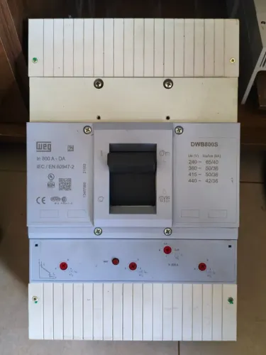 Disjuntor trifásico WEG 800A
