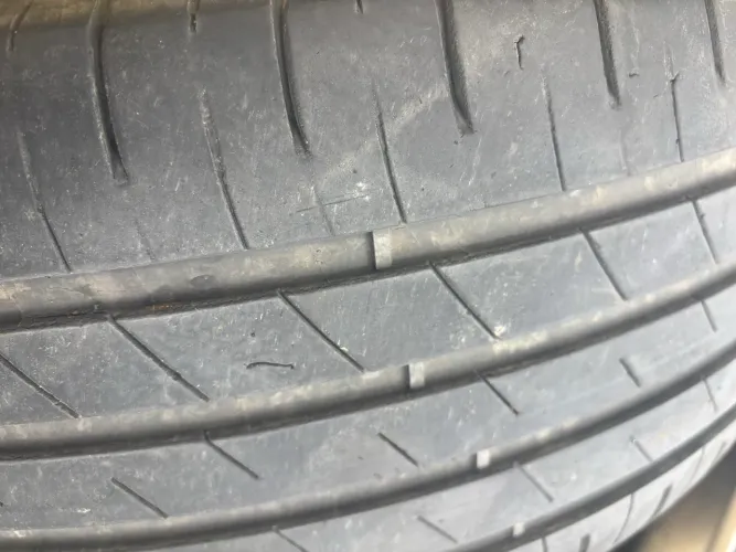 Par Pneus Goodyear 235/60 R18