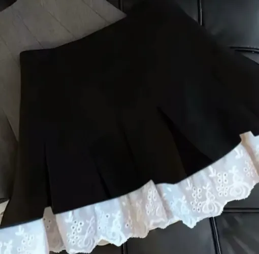 Mini-saia preta com rendinha