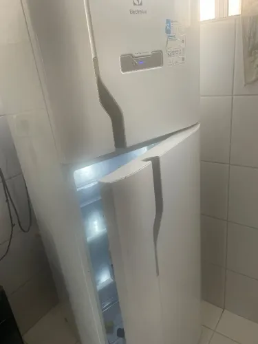 Vendo geladeira, tv da TCL , e cama box