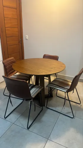 Conjunto de mesas e cadeiras 