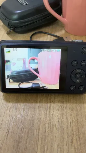 Câmera fotográfica Samsung com visor frontal