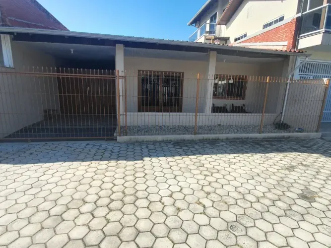Casa na Praia da Ilhota, entre Balneário Camboriú e Itapema.