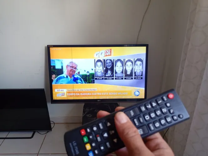 Tv lg digital 42 polegadas com controle/Não é smart(tem uma listra fio de cabelo)