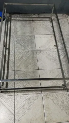 Vendo mesa de centro de alumínio sem vidro