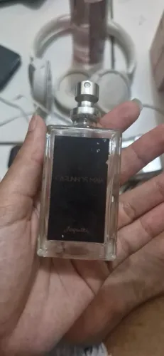 Frascos vazios de perfumes importados