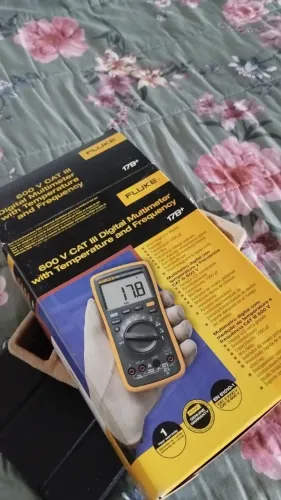 Multimetro Fluke 17B+ na caixa com nota