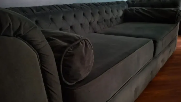 Sofá 3 lugares chesterfield em suede verde escuro