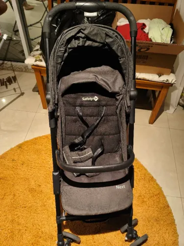 Carrinho de bebê compacto
