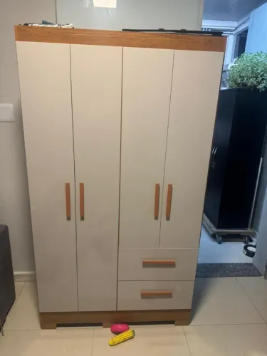 Guarda roupas Pequeno