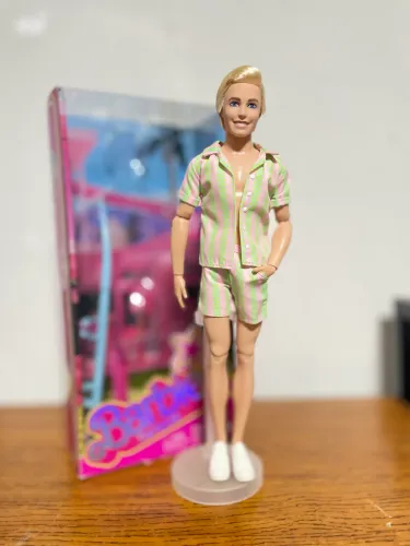  Ken com Conjunto de Praia da coleção inspirada em Barbie O Filme, fabricado pela Mattel 