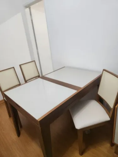 Mesa extensível com 4 cadeiras excelente estado!