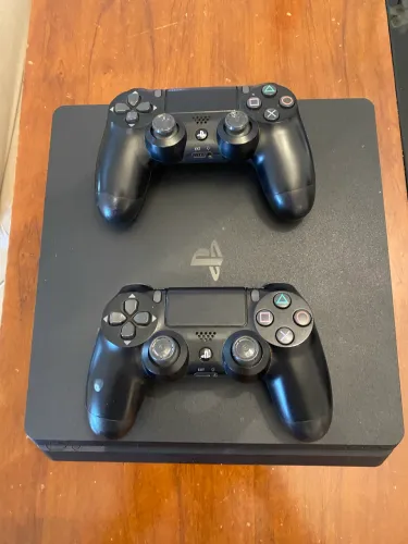 PS4 1TB Impecável! + 2 Controles + 5 Jogos. Nunca aberto, cabos originais. Aproveite!