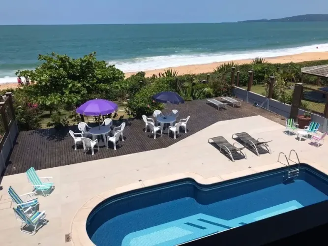LINDÍSSIMA CASA COM PISCINA FRENTE MAR NO ESTALEIRINHO BALNEÁRIO CAMBORIÚ!