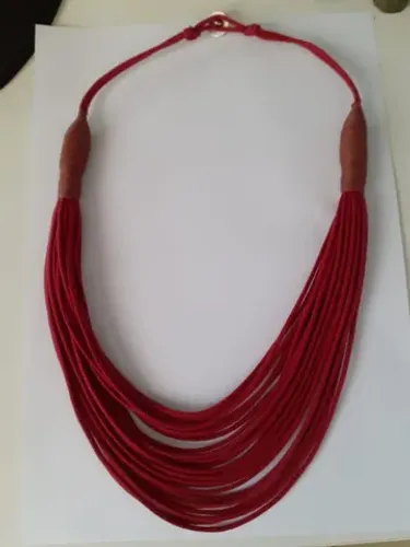Colar vermelho em tecido. Novo!