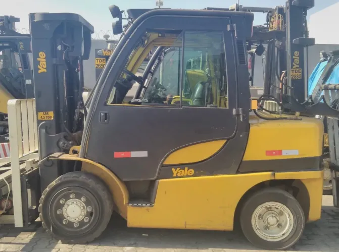 Empilhadeira Yale 90VX ano 2012 para 4500 kg, à Gás, cabinada, em SP