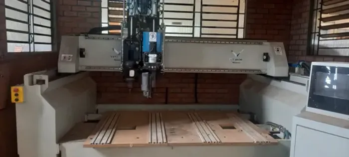 Máquina Fresadora CNC - Marca Vetor CNC, Modelo FR2012