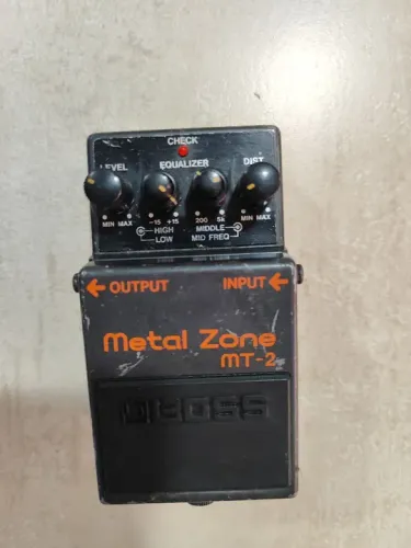 Pedal de distorção Boss Metal Zone MT-2