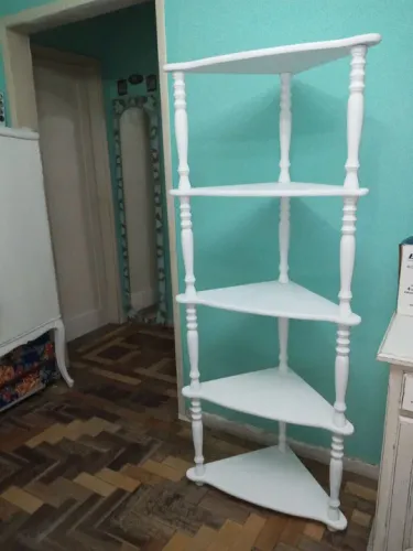 Antiga estante cantoneira