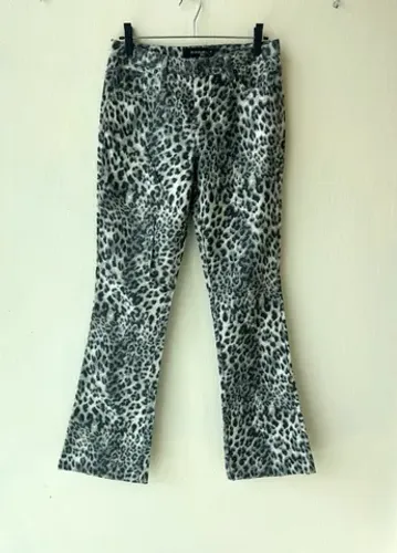 Calça da marca Le Lis Blanc, estampa animal print, tamanho 42.