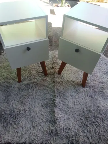 Vendo lindas mesinhas de canto e aparador e adega
