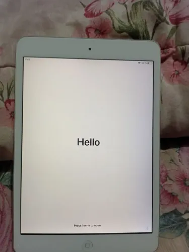 Ipad mini 2 semi novo sem arranhões na tela e atraz com defeito aceito proposta