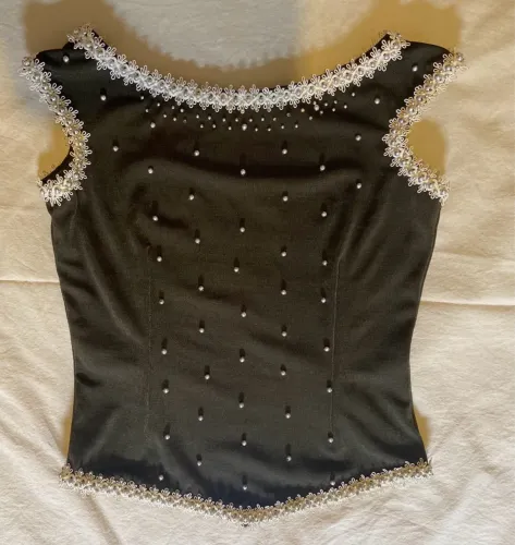 Blusa verde musgo infantil bordada a mão