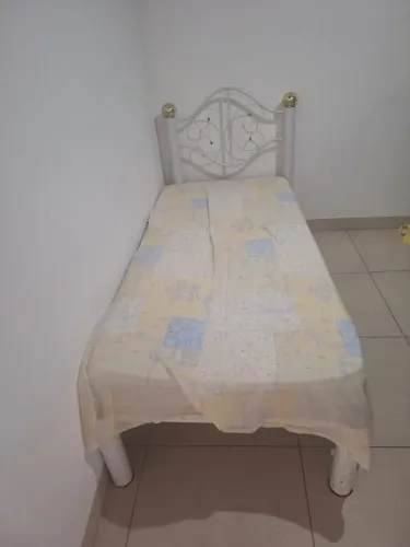 Cama de solteiro com design clássico