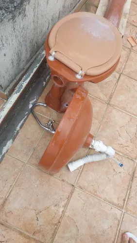 Pia de louça e vaso sanitário Caramelo 