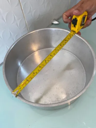 Forma de bolo assadeira de alumínio redonda média 27cm de diâmetro.