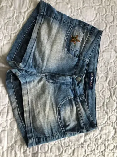 Short Jeans Feminino com Estrela