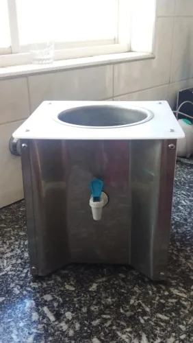Suporte para galão de água em inox antigo.