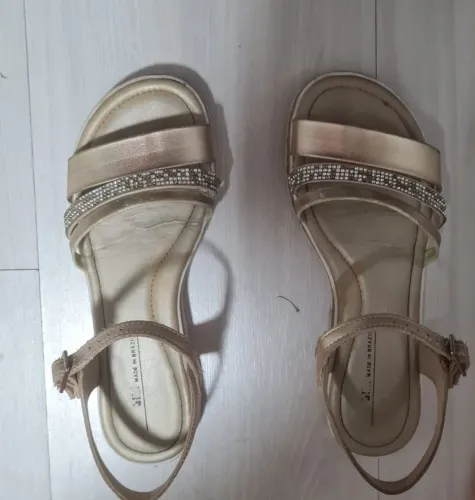 Sandália Bibi dourada com brilho, tamanho 32
